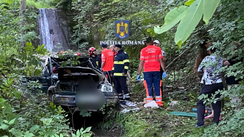 O mașină a căzut în gol, pe Transfăgărășan