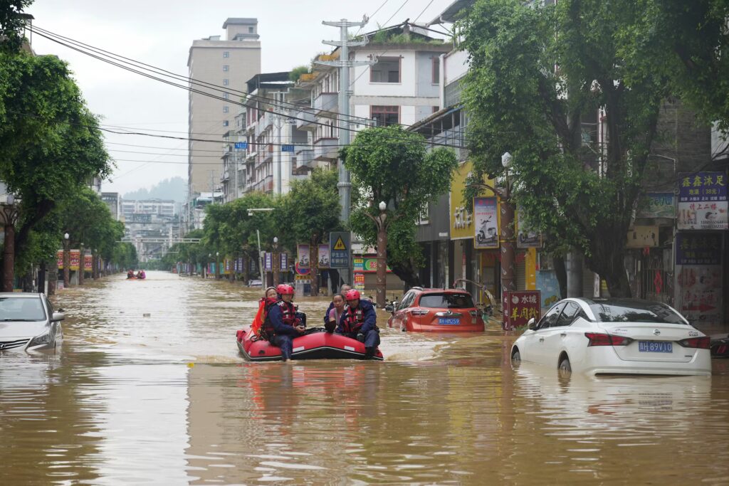 Șase morți și 80.000 de locuitori evacuați din cauza inundațiilor devastatoare din sudul Chinei