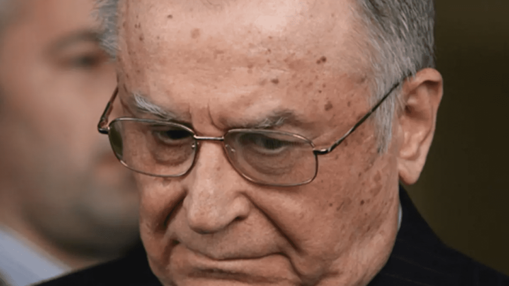 Ion Iliescu a fost operat în această dimineaţă. A fost diagnosticat cu cancer pulmonar