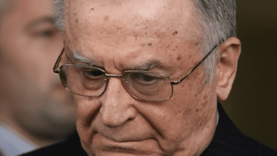Ion Iliescu a fost operat în această dimineaţă. A fost diagnosticat cu cancer pulmonar.