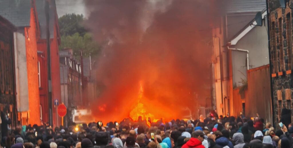 Case incendiate şi bătăi în stradă în Irlanda de Nord! Doi români, acuzaţi de viol