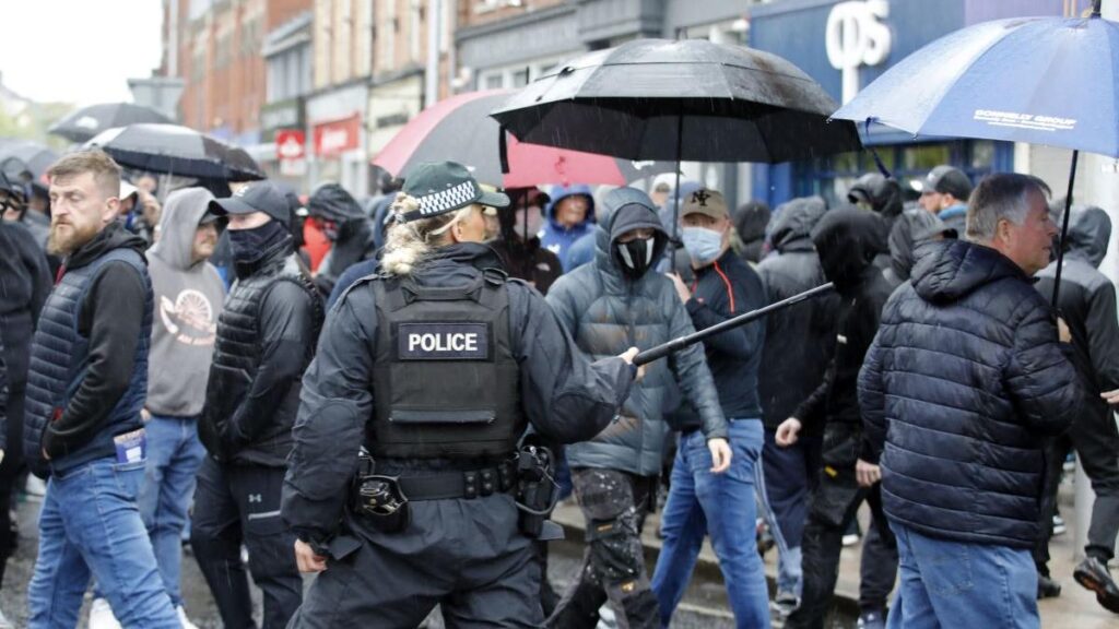 Românii continuă să fugă din Irlanda din cauza protestelor: „Localnicii vor ca migranții să plece!“