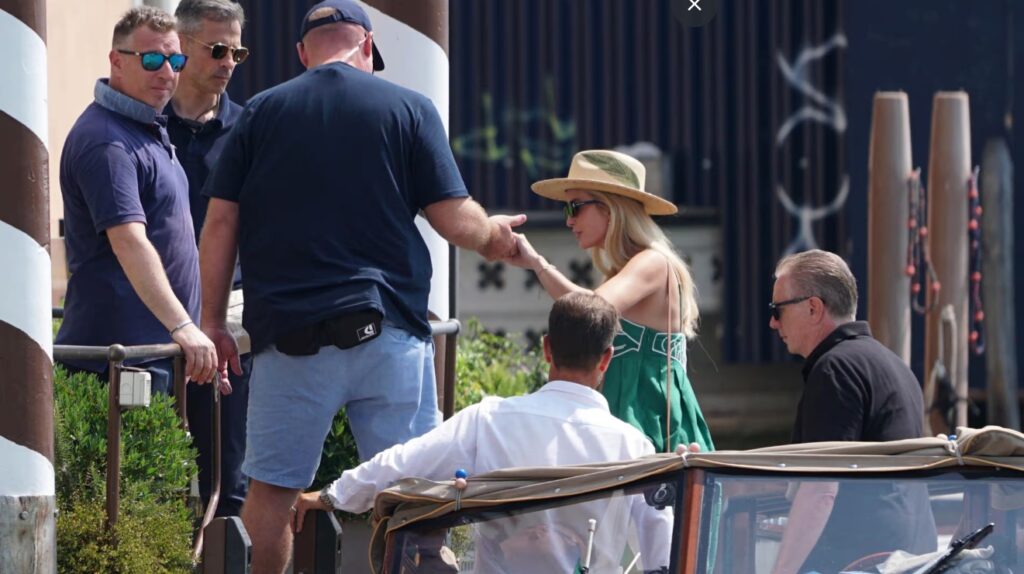 Ivanka Trump sosește la hotelul St Regis.