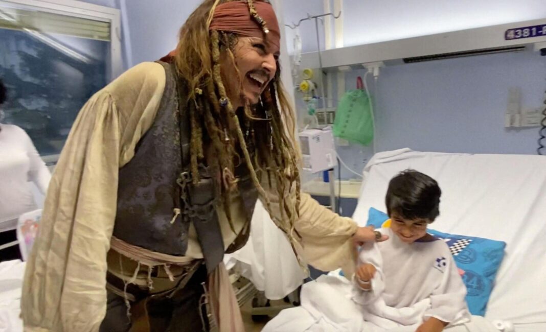 johny deep Johnny Depp, Jack Sparrow pentru o zi la un spital de pediatrie din Madrid. Reacția celor mici