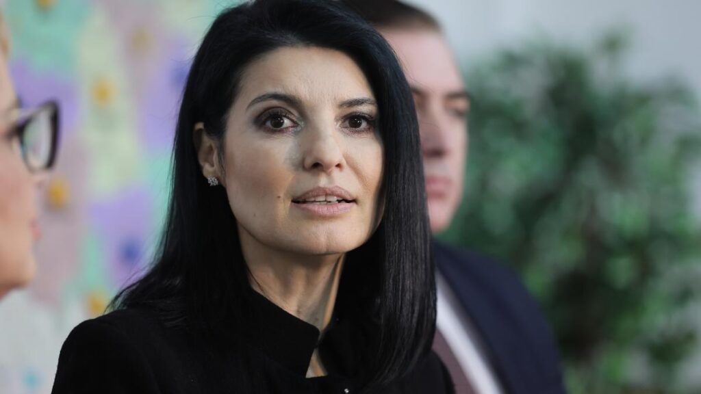Lavinia Șandru îi cere lui Ilie Bolojan să le interzică parlamentarilor să mai călătorească cu avionul la clasa bussines