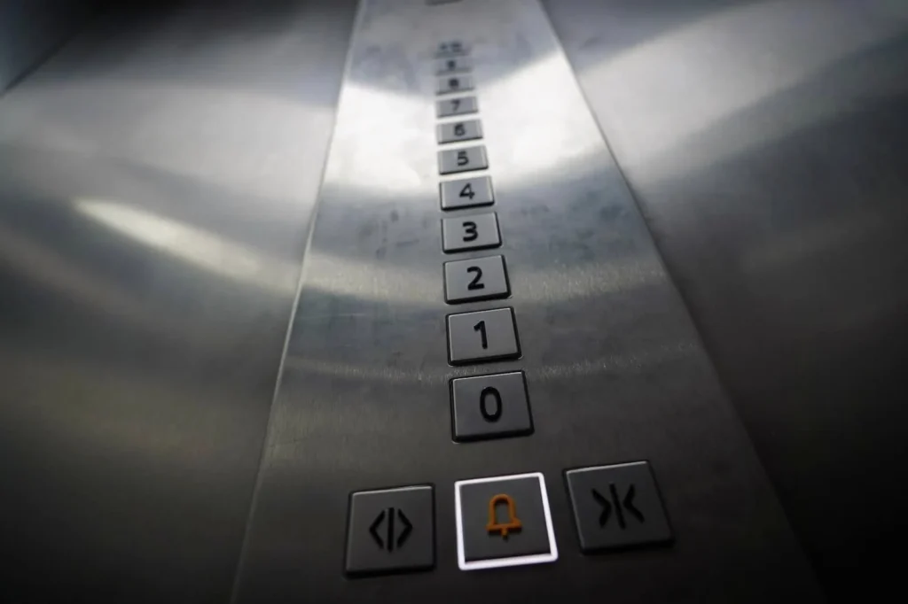 Un lift cu trei adulţi şi un copil mic a căzut în gol două etaje, într-un bloc