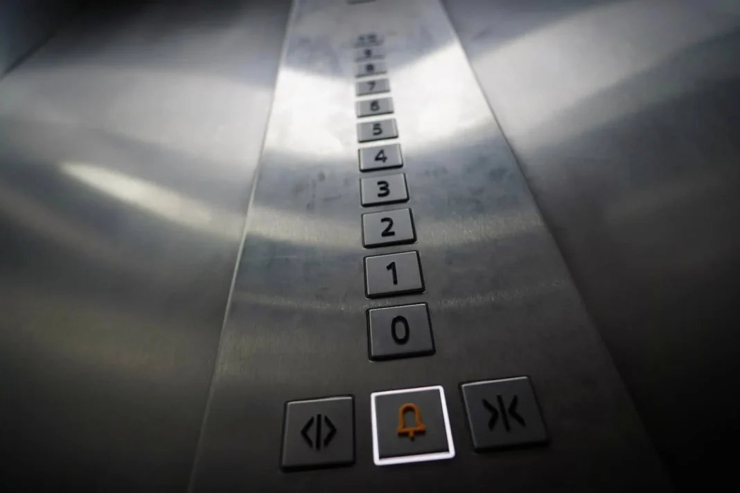 Un lift cu trei adulţi şi un copil mic a căzut în gol două etaje, într-un bloc