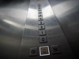 Un lift cu trei adulţi şi un copil mic a căzut în gol două etaje, într-un bloc
