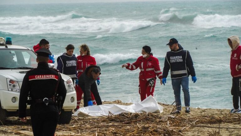 O ieşire la mare cu prietenii s-a încheiat tragic! Un copil de 13 ani, luat de valuri
