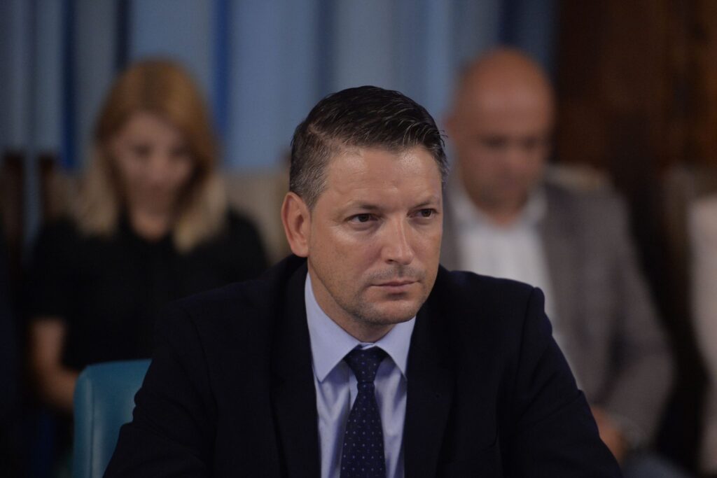 Senator PSD, acuzat oficial: ar fi condus cu permisul suspendat