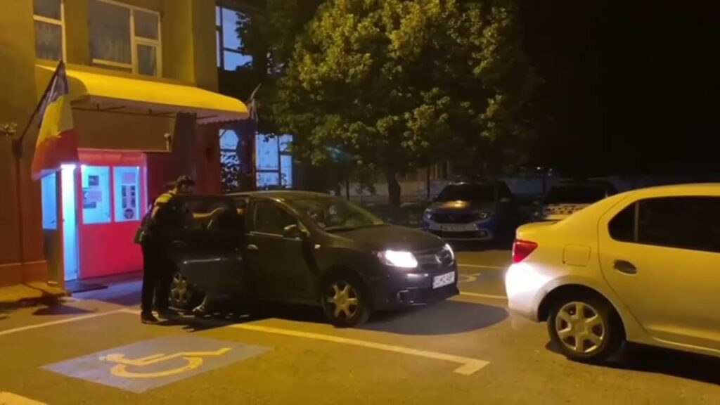 (VIDEO) Craiova: Trei tineri, reţinuţi pentru violenţă şi comportament indecent