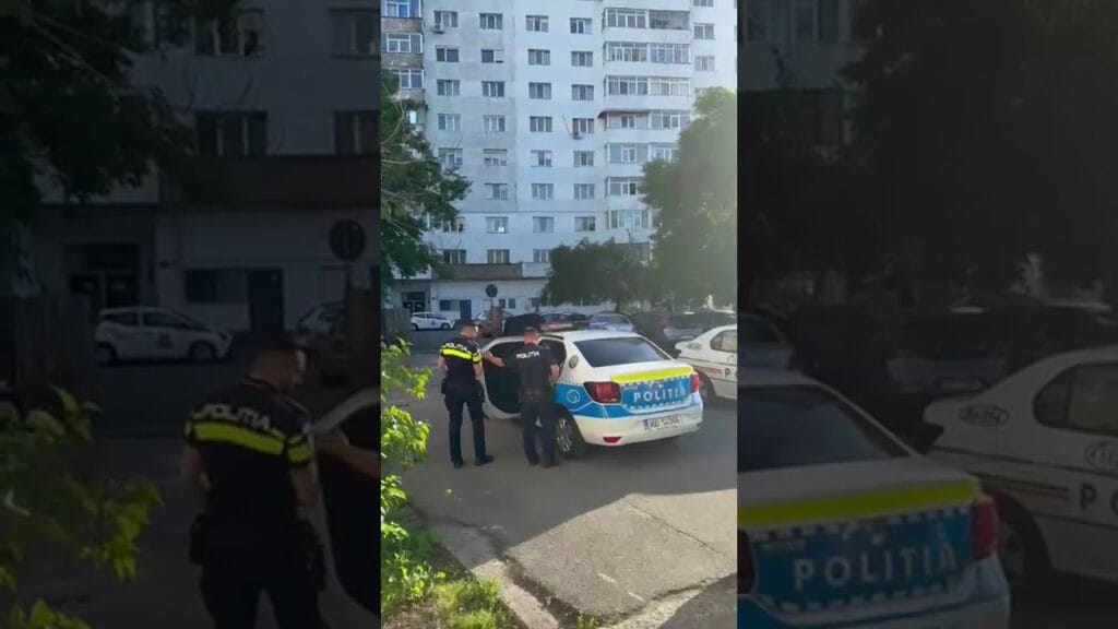 (VIDEO) Craiova: Un bărbat a fost bătut de trei tineri în scara unui bloc