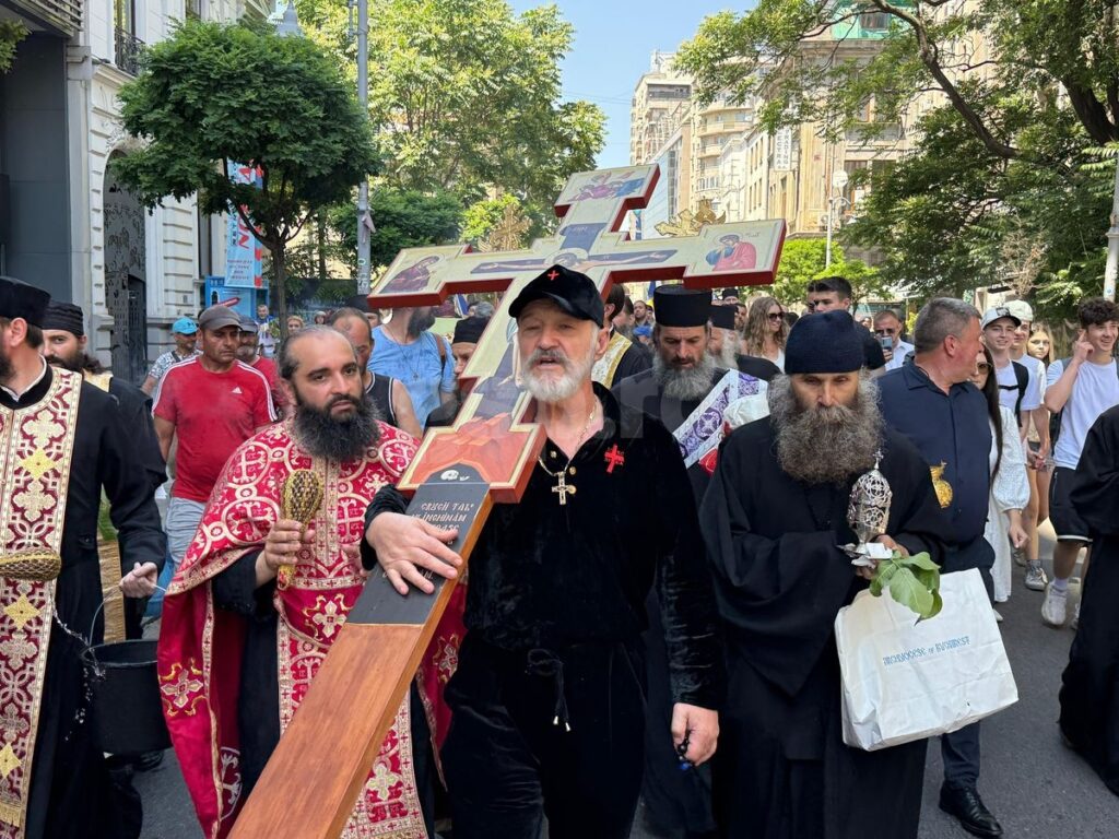 (VIDEO) Gigi Becali a luat o cruce pe umăr și a mers „să sfințească” Piața Victoriei