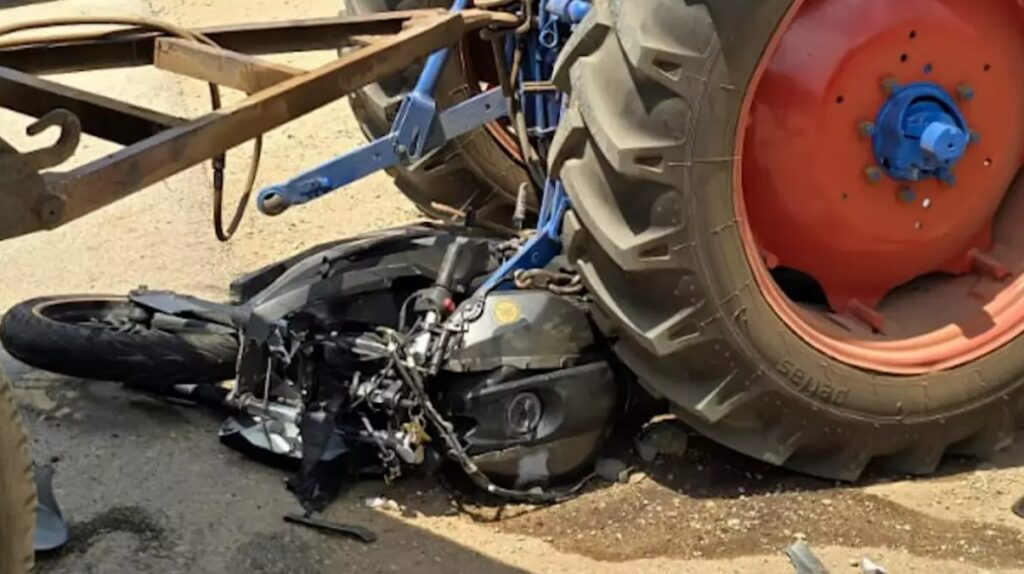 Moarte înfiorătoare! Tânăr motociclist, strivit de un tractor