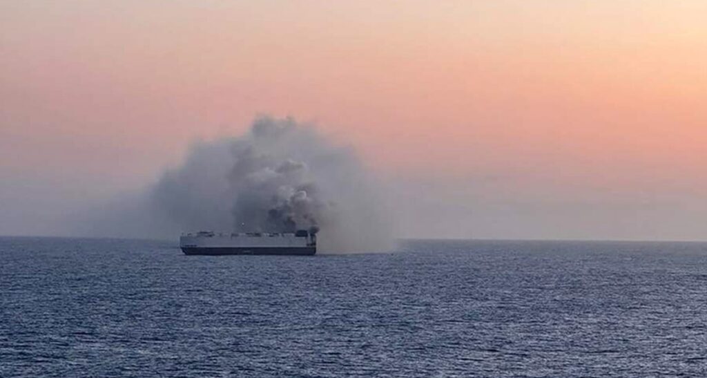 Nava „Morning Midas“ continuă să ardă în Pacific! Pericol de naufragiu și poluare