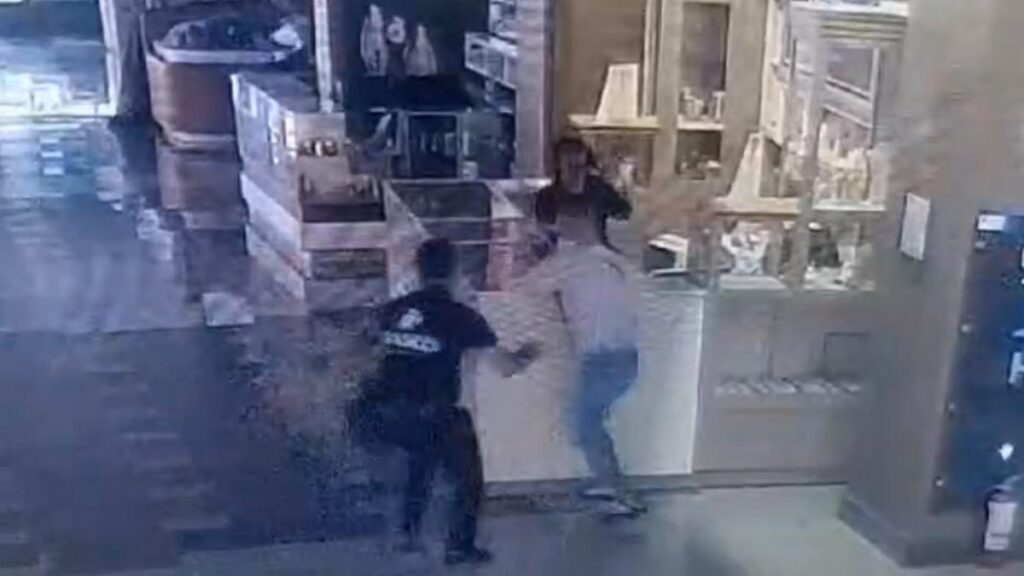 Vânzătoare, atacată cu pumnii într-un mall! Nimeni nu a sărit în ajutor