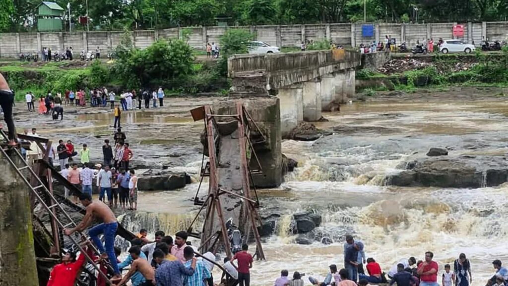 Stare de urgenţă în India! Un pod traversat de turişti s-a prăbuşit