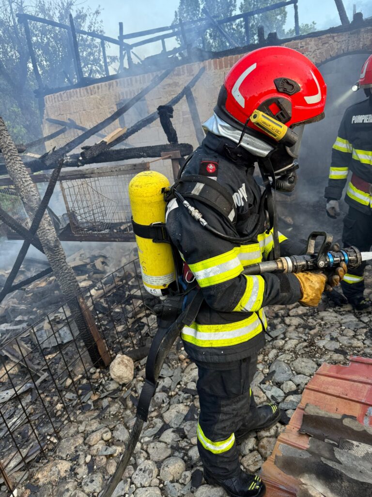 Incendiu izbucnit la o gospodărie în localitatea Frâncești! Au ars două anexe