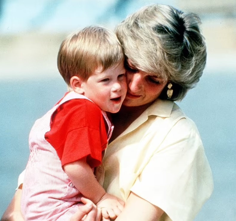 Prințul Harry cu mama sa, prințesa Diana, în timpul unei vizite în Mallorca în 1987