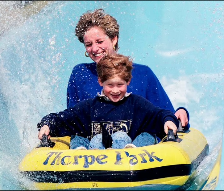Prințesa Diana se bucură de o plimbare cu fiul ei cel mic, Harry, la Thorpe Park în 1992