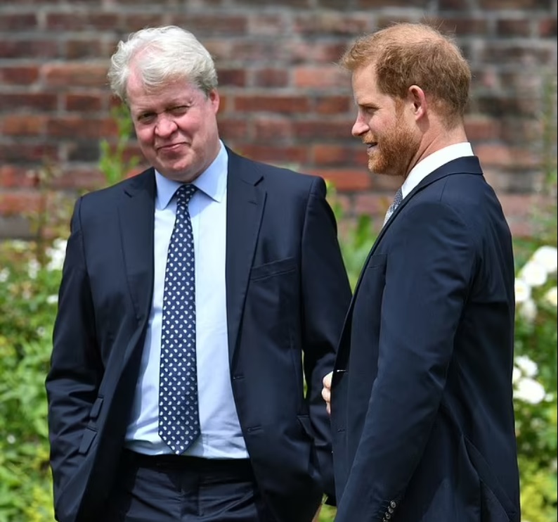 Prințul Harry (dreapta) a discutat despre schimbarea numelui său de familie cu Earl Spencer (stânga)