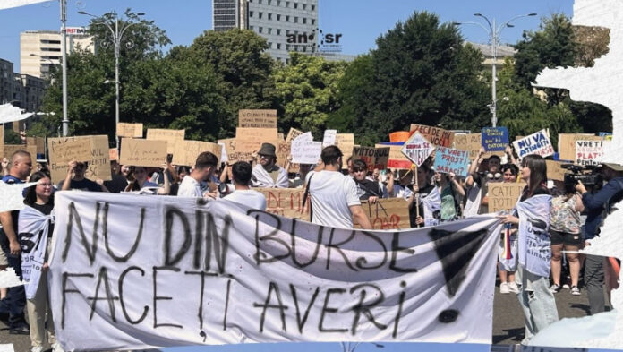 Protest al elevilor şi studenţilor faţă de scăderea fondului de burse: Nu din burse strângi averi, stimaţi politicieni!