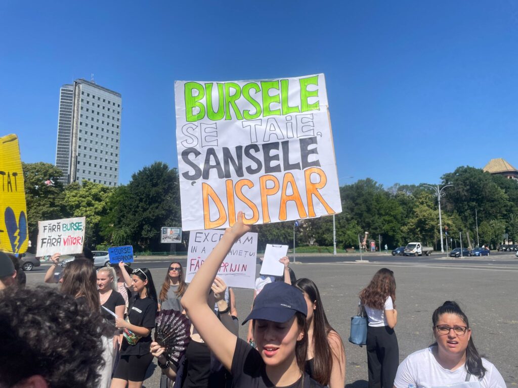 Proteste în fața Ministerului Educației: Studenții și elevii reacționează dur la reducerea burselor