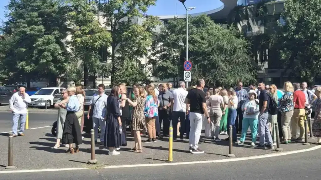 Angajați ai Guvernului au protestat în fața Palatului Victoria faţă de măsurile anunțate de Executiv