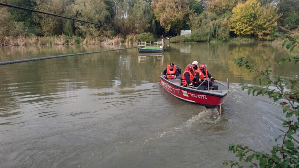 Cadavru putrezit, găsit în albia unui râu! Se încearcă identificarea lui