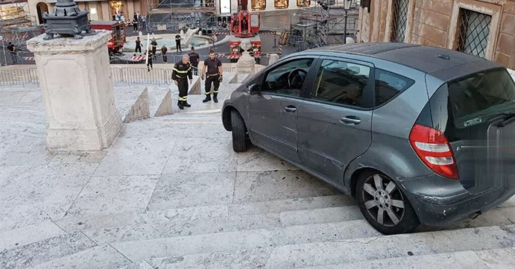 Șofer de 80 de ani, rămas blocat cu mașina pe celebrele Trepte Spaniole din Roma