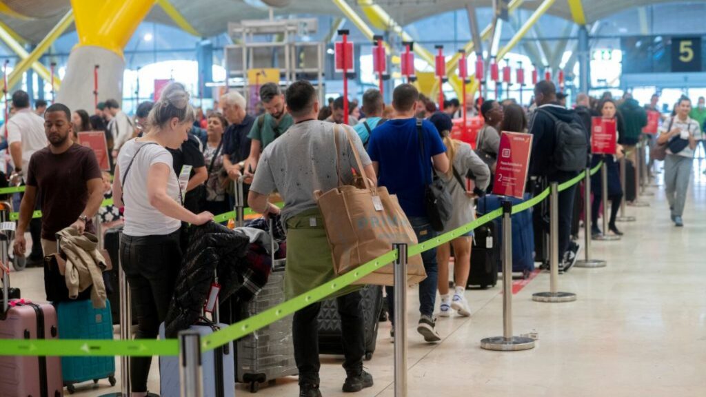 Sute de români, blocaţi pe artoportul din Antalya! Aeronava, băgată de urgenţă în service