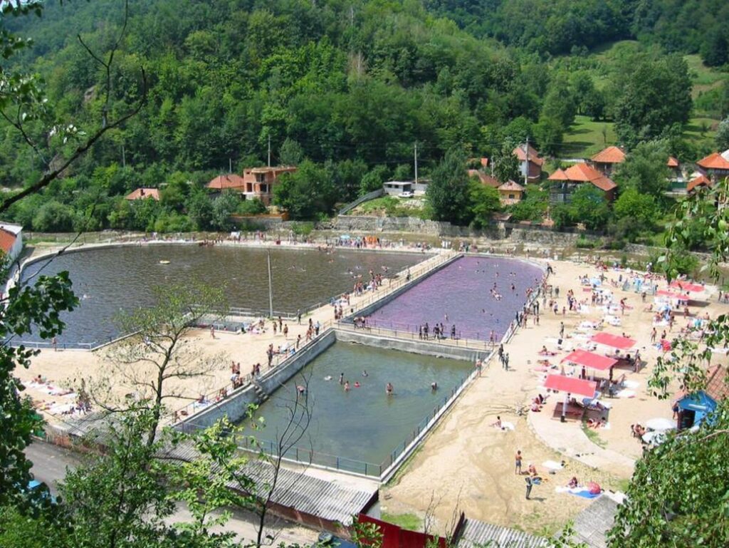 Stațiunea din România unde apa își schimbă culoarea în funcție de anotimp