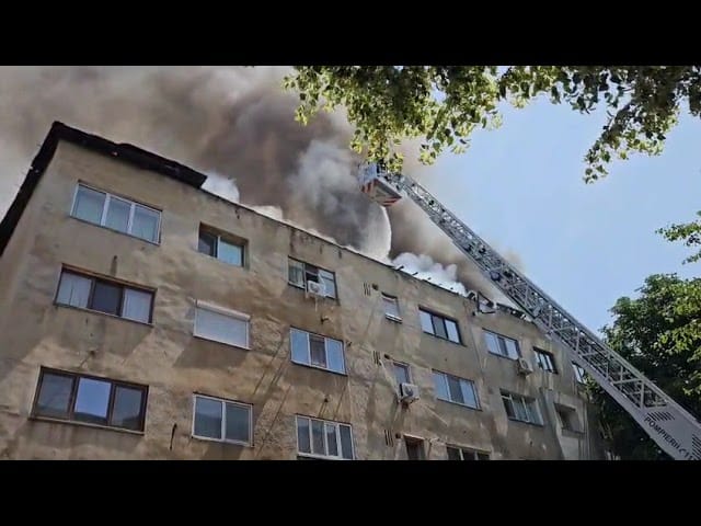 (VIDEO) Incendiu la acoperișul unui bloc din Slatina