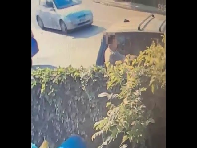 (VIDEO) Flăcări la Craiova: mașină făcută scrum în plină stradă