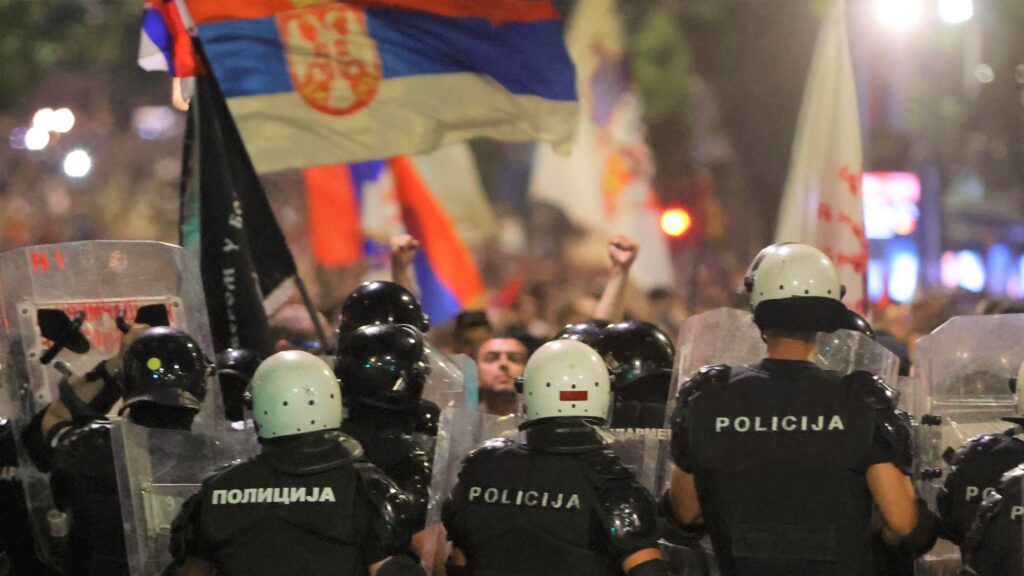Peste 100.000 de protestatari în Belgrad cer alegeri anticipate și încheierea mandatului președintelui Vucic
