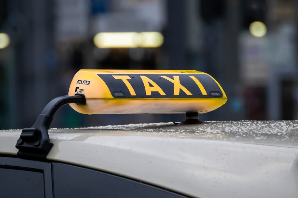 Un taximetrist reținut de polițiști după ce ar fi încercat să violeze o clientă