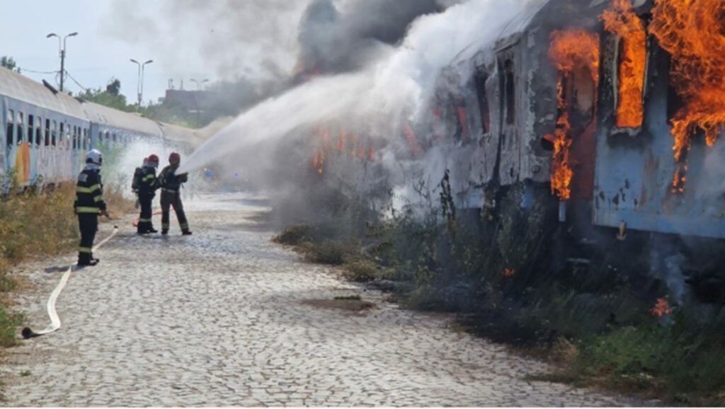 Tren Săgeata Albastră plin de pasageri, cuprins de flăcări în Gara Golești