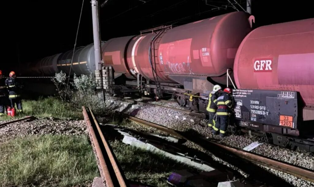 Un tren plin cu benzină a deraiat pe ruta București-Craiova! Combustibilul se scurge pe şine