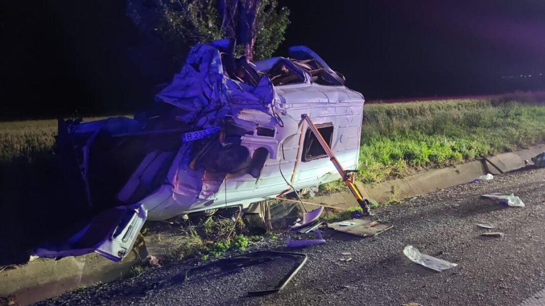 Planul Roșu de intervenție activat după ce un microbuz și un autocar cu 60 de pasageri s-au ciocnit