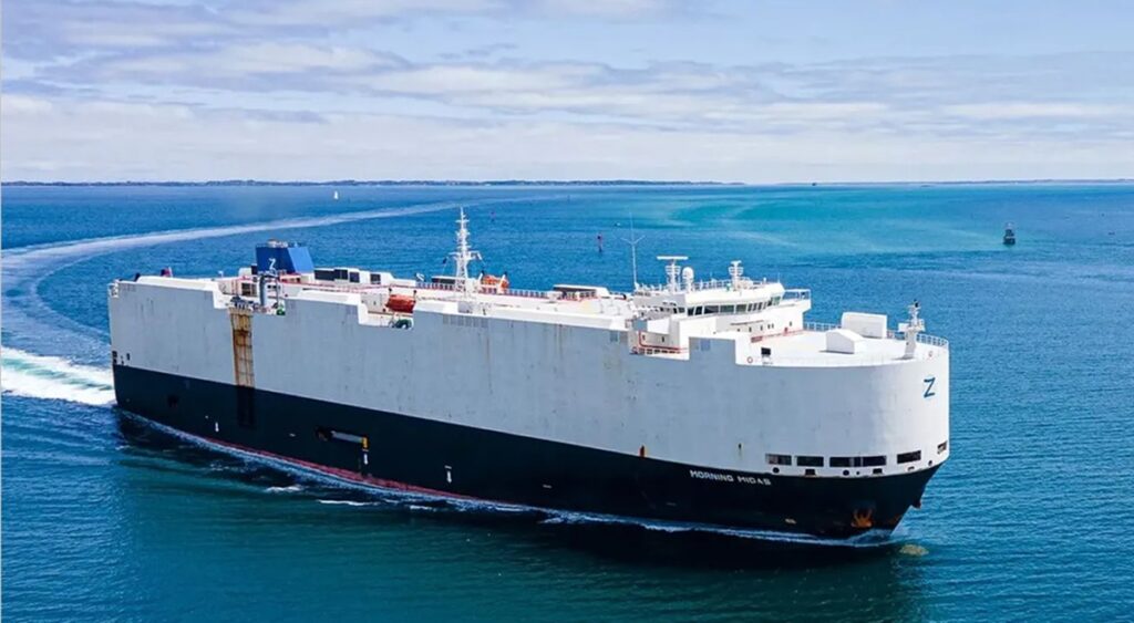 O navă cu 3.000 de maşini la bord, dintre care 800 electrice, a luat foc în Pacific