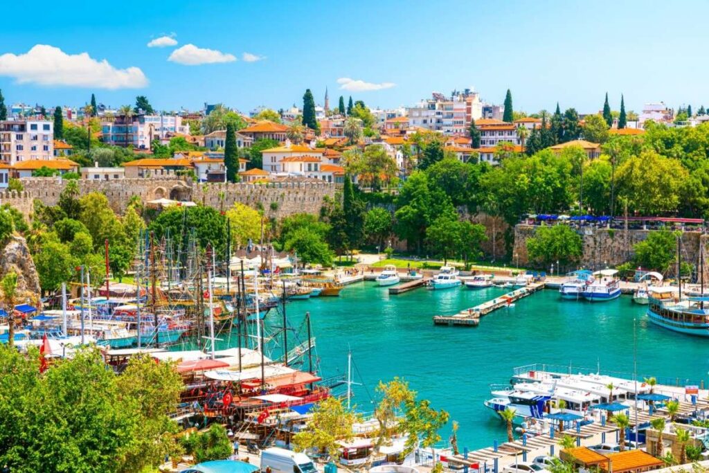 Cum să te distrezi în Antalya fără să petreci toată ziua pe litoral?