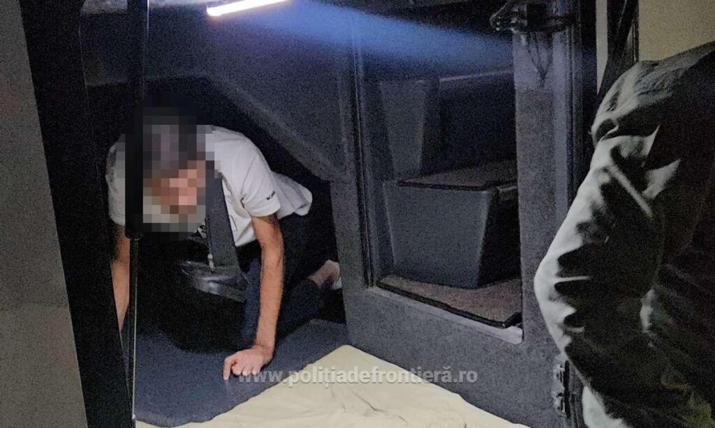 Doi șoferi turci arestați pentru trafic de migranți