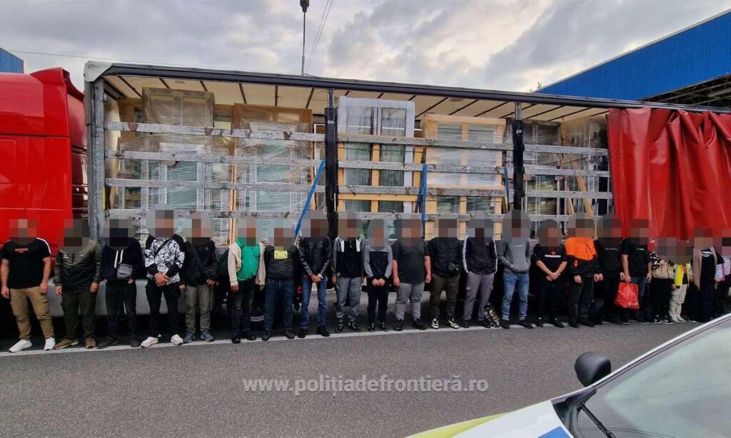 (VIDEO) 23 de migranți depistați la Nădlac într-un camion