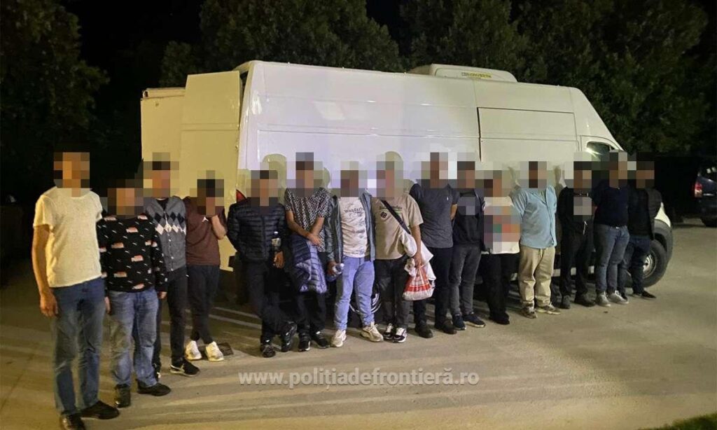15 migranți ascunși într-un microbuz cu legume, descoperiți la Bechet