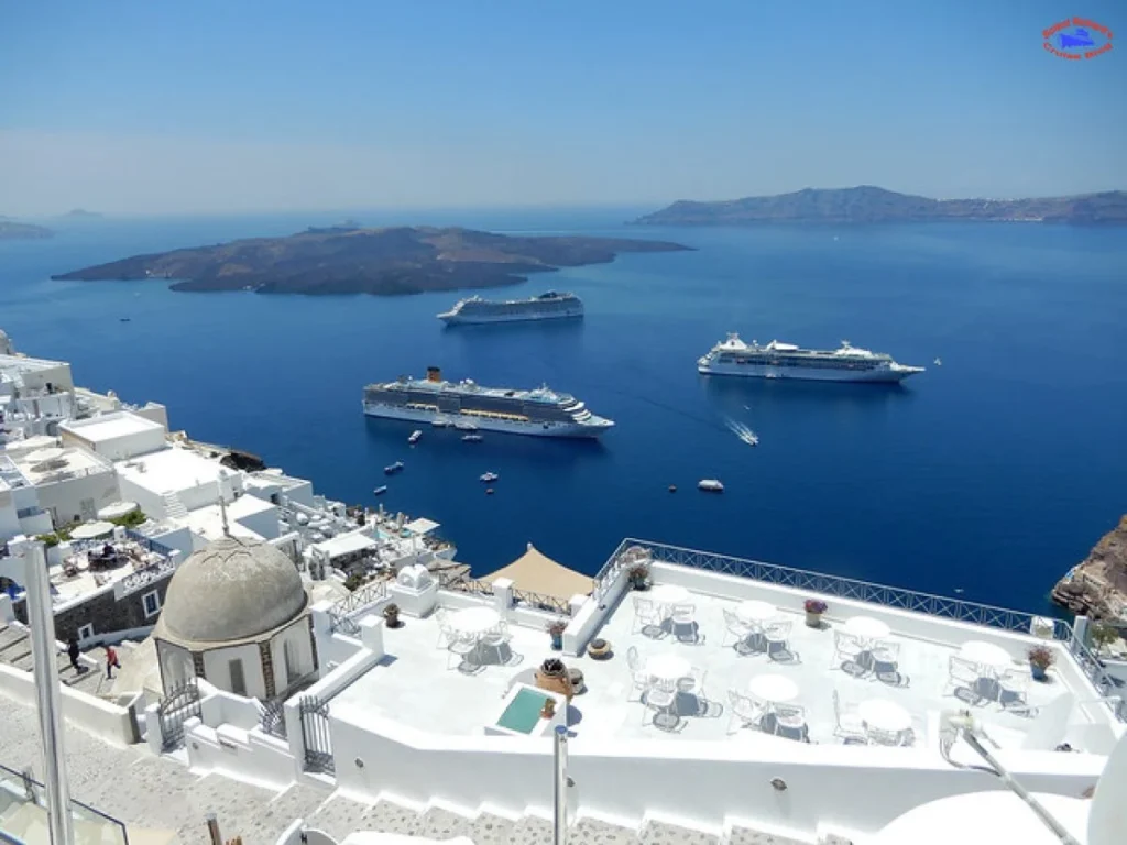 Taxă de 20 de euro pentru pasagerii navelor de croazieră care acostează la Santorini şi Mykonos