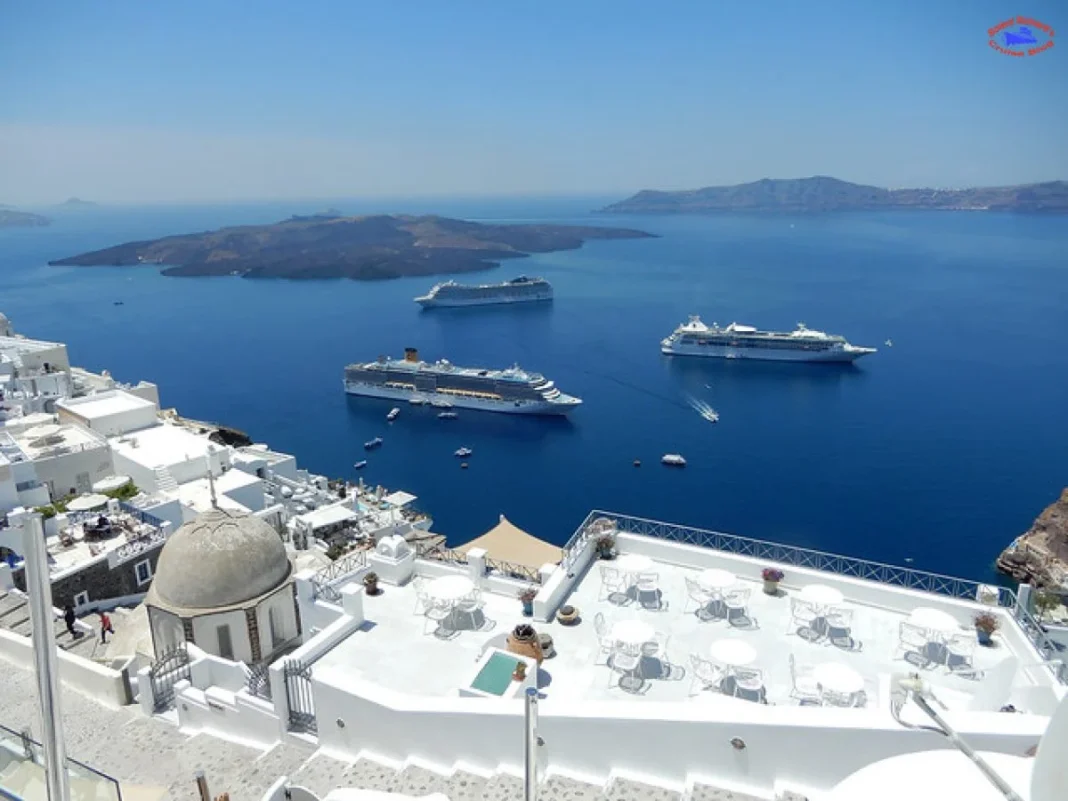 Taxă de 20 de euro pentru pasagerii navelor de croazieră care acostează la Santorini şi Mykonos