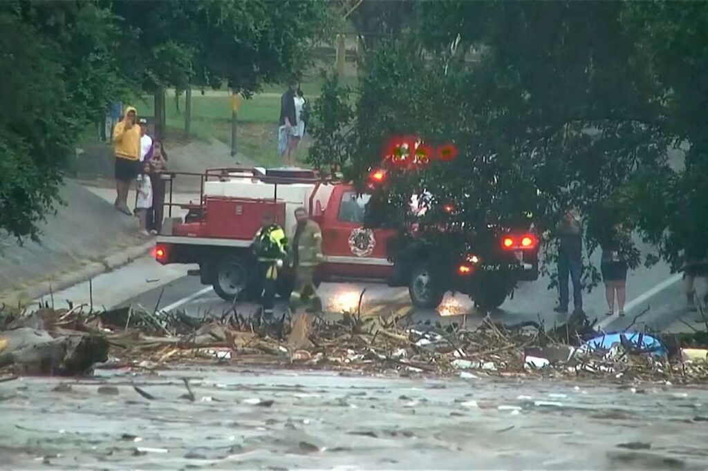 (VIDEO) Cel puţin 50 de morţi, copii dispăruţi şi case distruse. Ce se ştie până acum despre inundaţiile devastatoare din Texas
