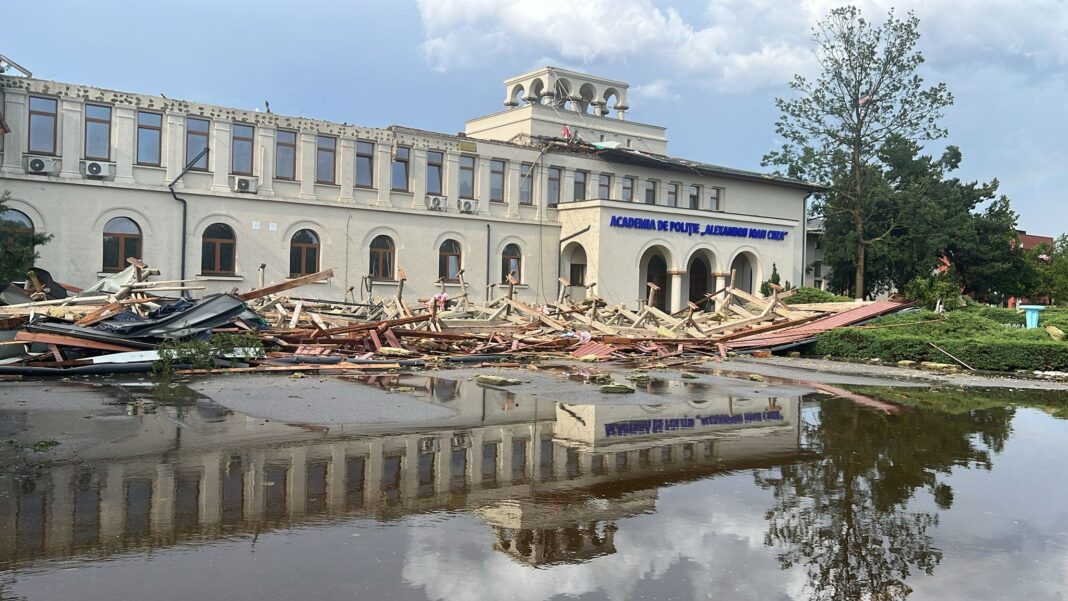 Avariile produse de furtuna de joi la o clădire a Academiei de Poliţie