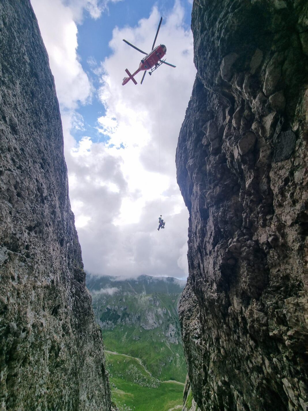 Victima a fost transportată cu elicopterul SMURD la un spital din Brașov