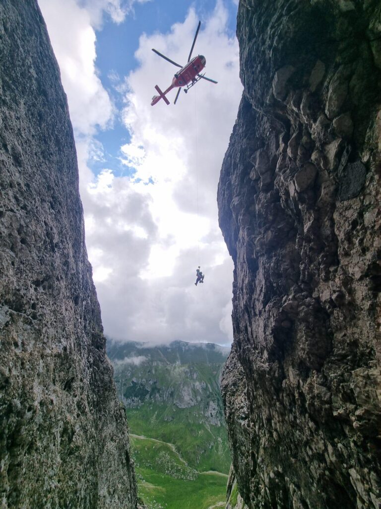 Femeie grav rănită de bolovani pe Valea Pietrelor